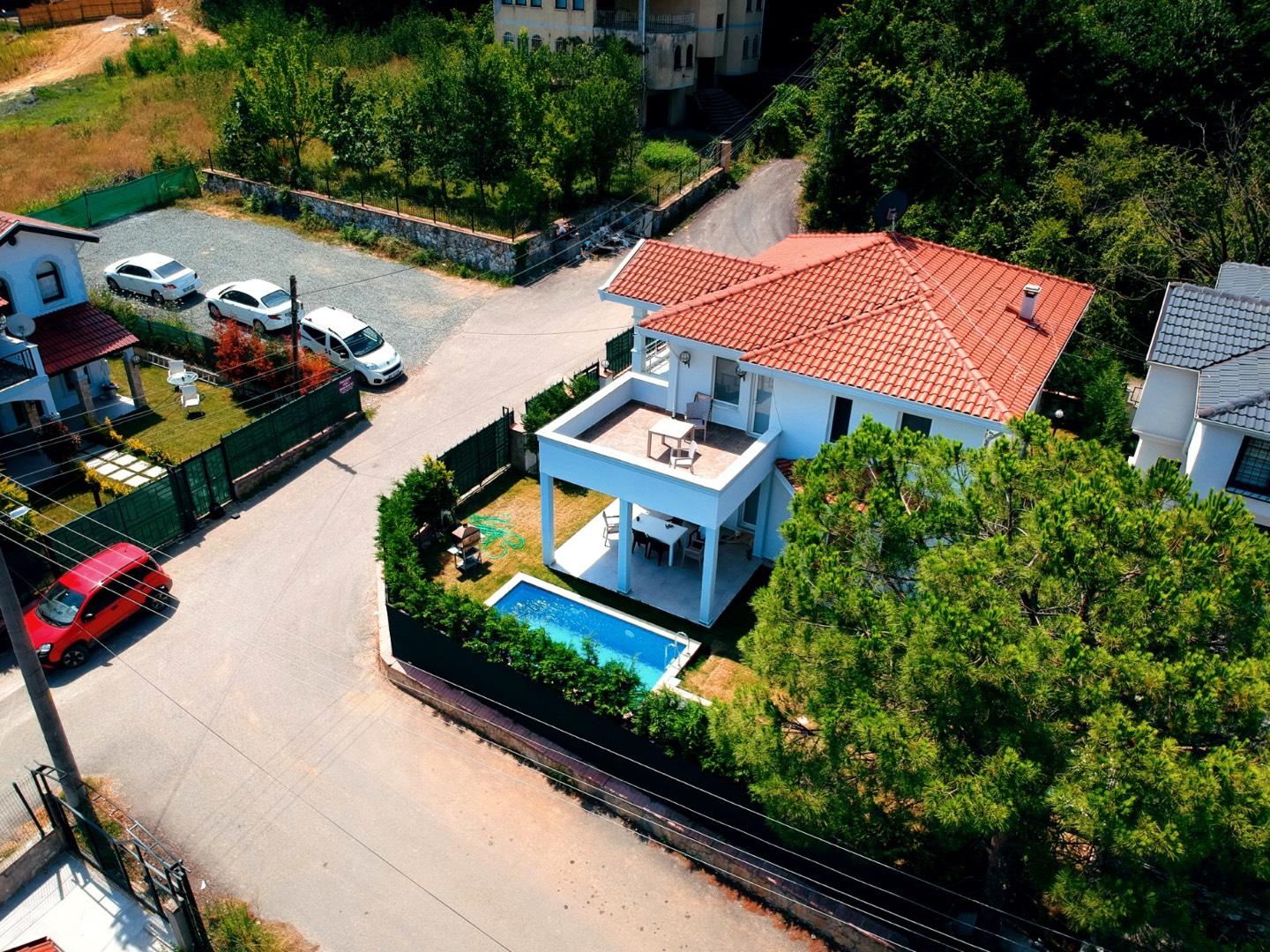 Sapanca'da Göl Manzaralı, Geniş Bahçeli, Isıtmalı Havuzlu, Şık Villa-26349