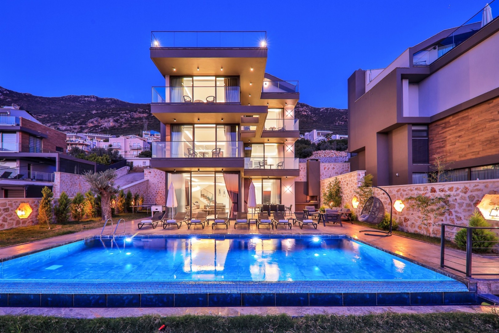 Kaş Kalkan'da Deniz Manzaralı, Sonsuzluk Havuzlu, Lüks Villa