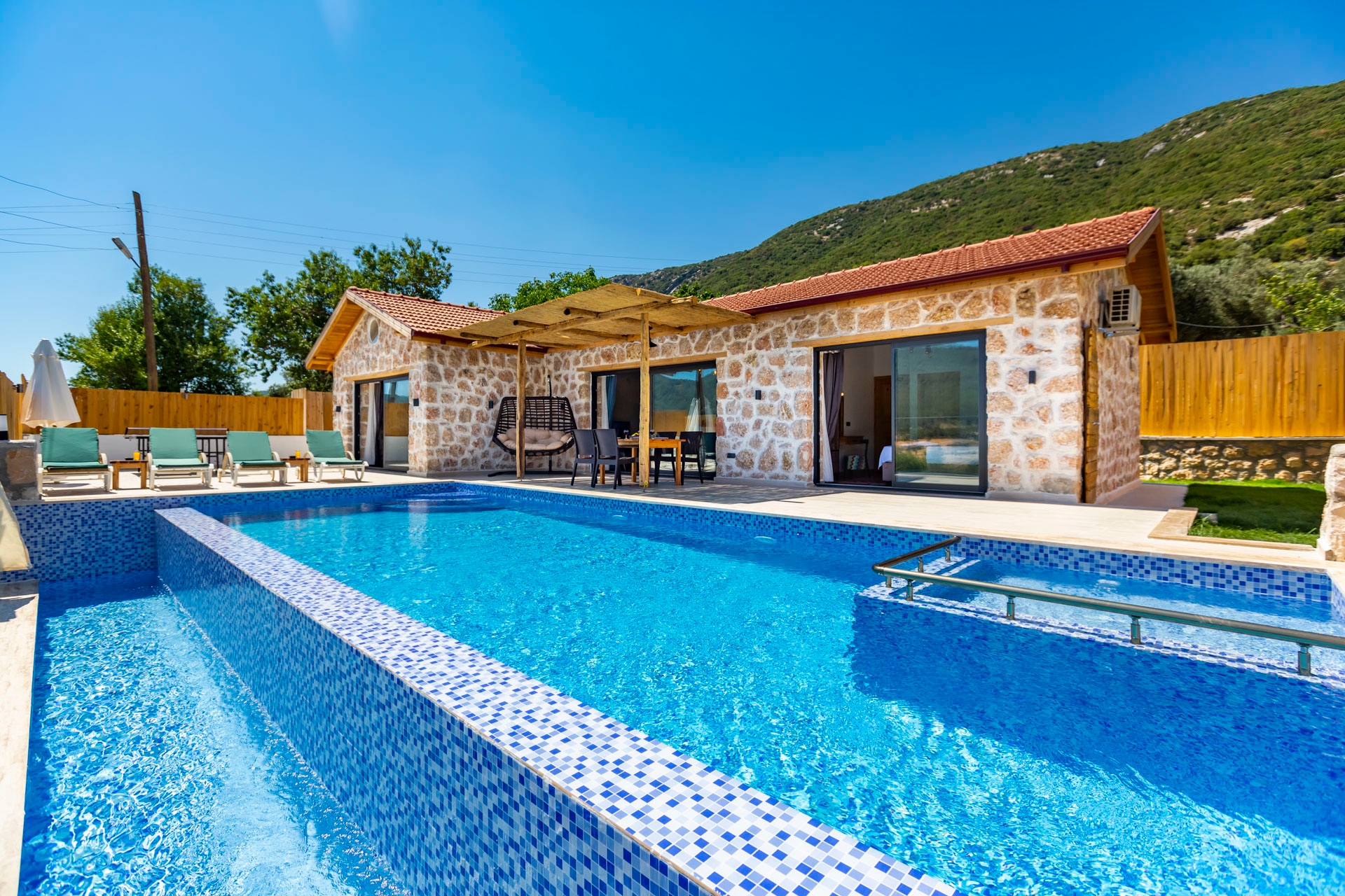 Kaş Sarıbelen'de Çekirdek Ailelere Uygun, Özel Havuzlu, Taş Villa