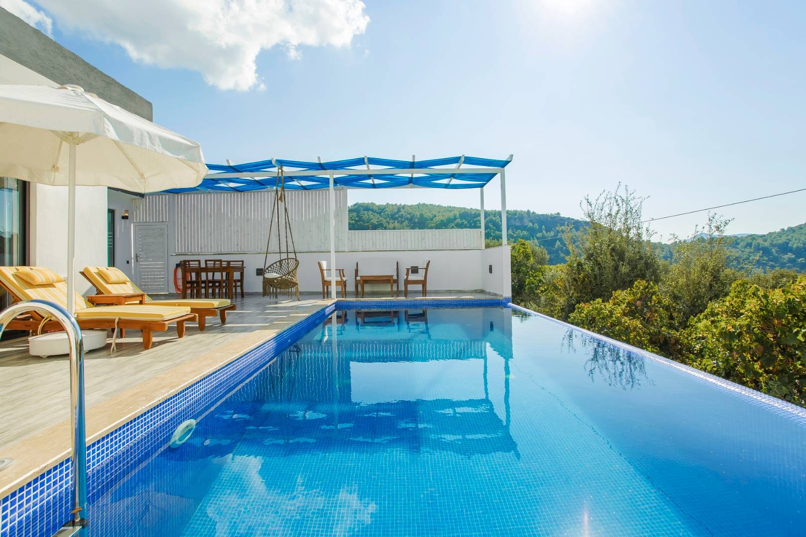 Kaş Üzümlü'de Eşsiz Doğa Manzaralı, Özel Havuzlu, Jakuzili Villası