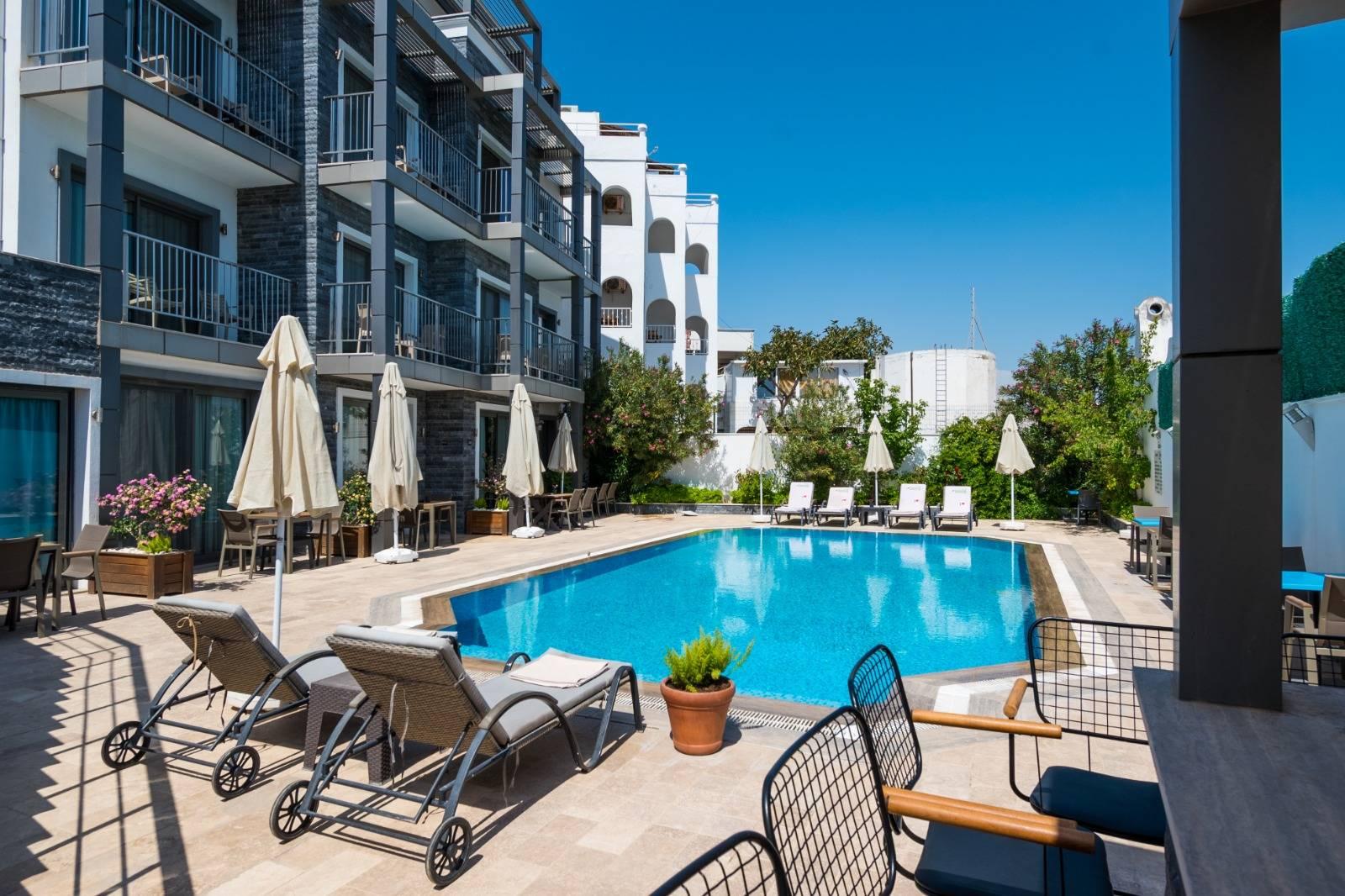 Bodrum Gümbet'te Havuz Manzaralı, Denize Yakın, 3 Kişilik Suit-14491