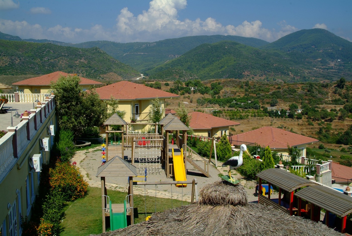 Alanya'da Ücretsiz Plaj ve Aquaparka Sahip, Havuzlu, Konforlu Suit