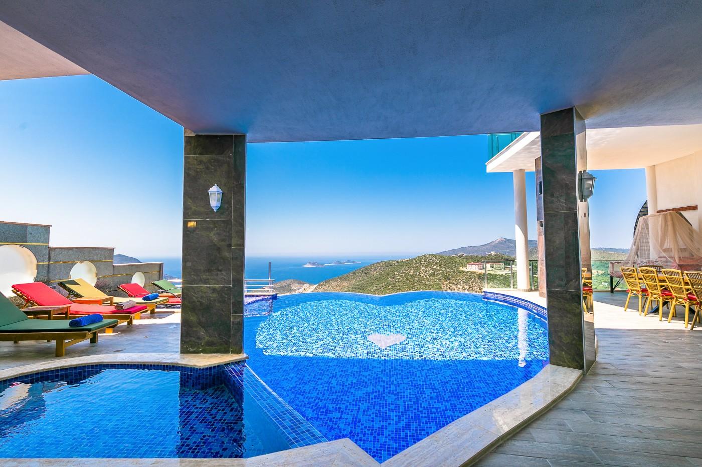 Kaş İslamlar'da Muhteşem Tasarıma Sahip, Sonsuzluk Havuzlu, Lüks Villa-22014