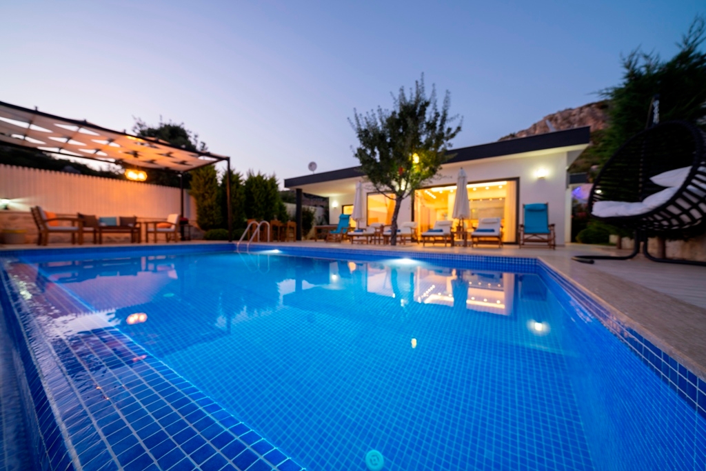 Antalya Kaş'ta Doğayla İç İçe, Özel Havuzlu, Jakuzili, Kiralık Villa