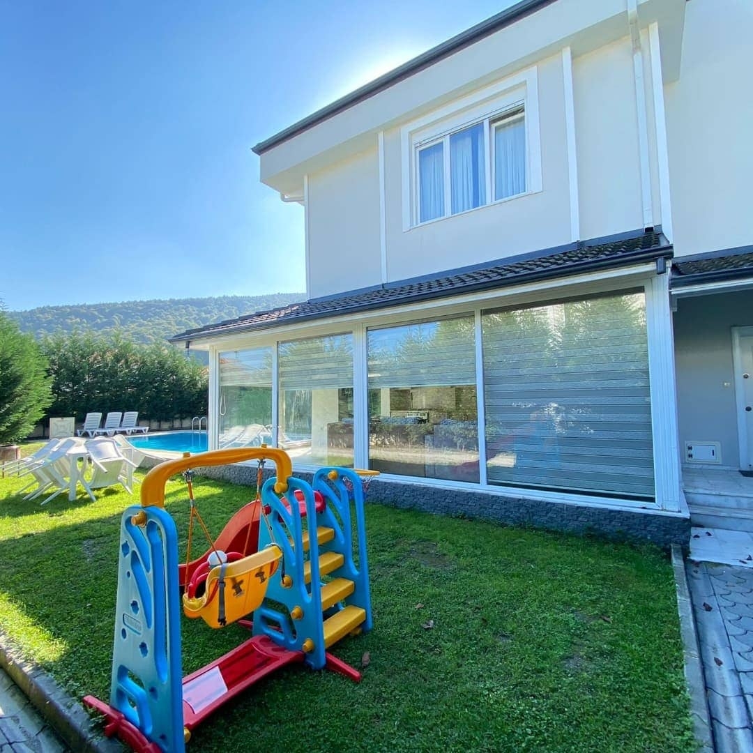 Sapanca Kırkpınar'da Geniş Bahçeli, Özel Havuzlu, 4+1 Kiralık Villa