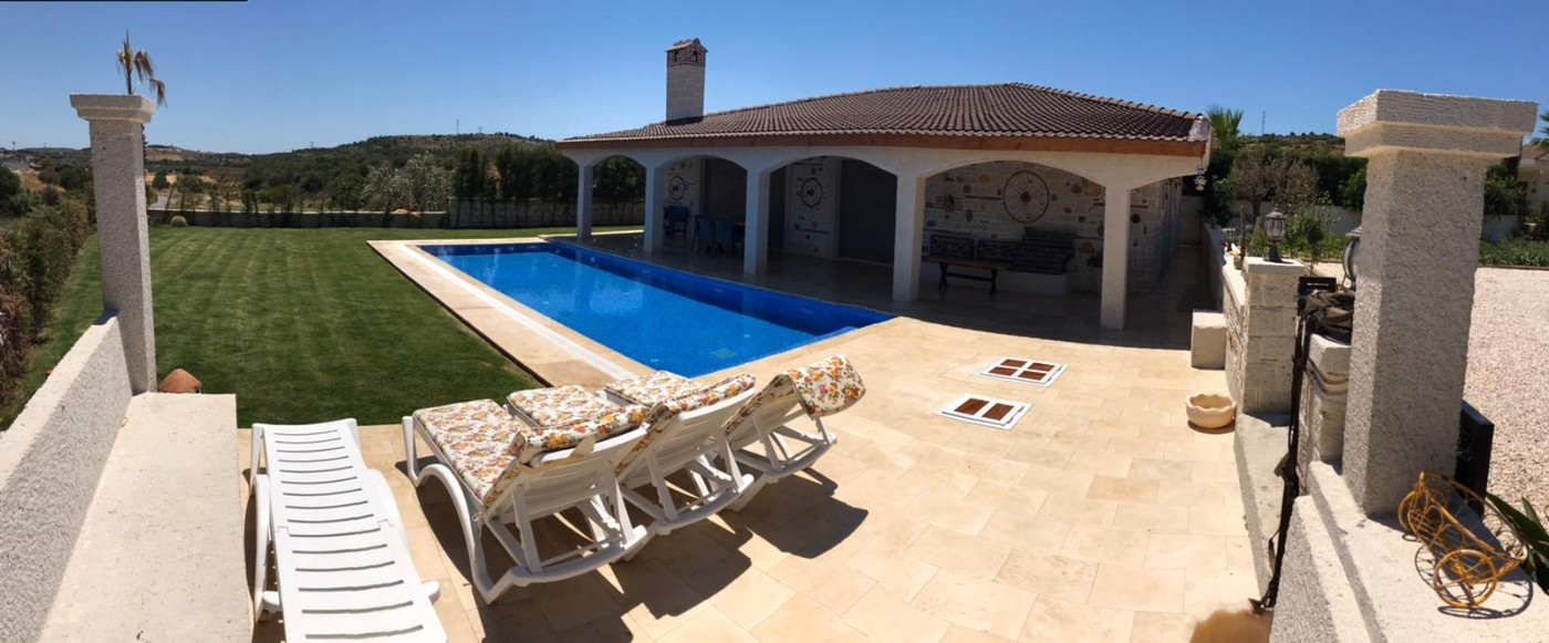 İzmir Çeşme'de Muhteşem Doğada, Özel Havuzlu, Geniş Bahçeli Villa