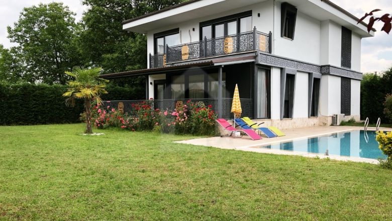 Sapanca Kırkpınar'da Geniş Bahçeli, Özel Havuzlu, Kiralık Ferah Villa