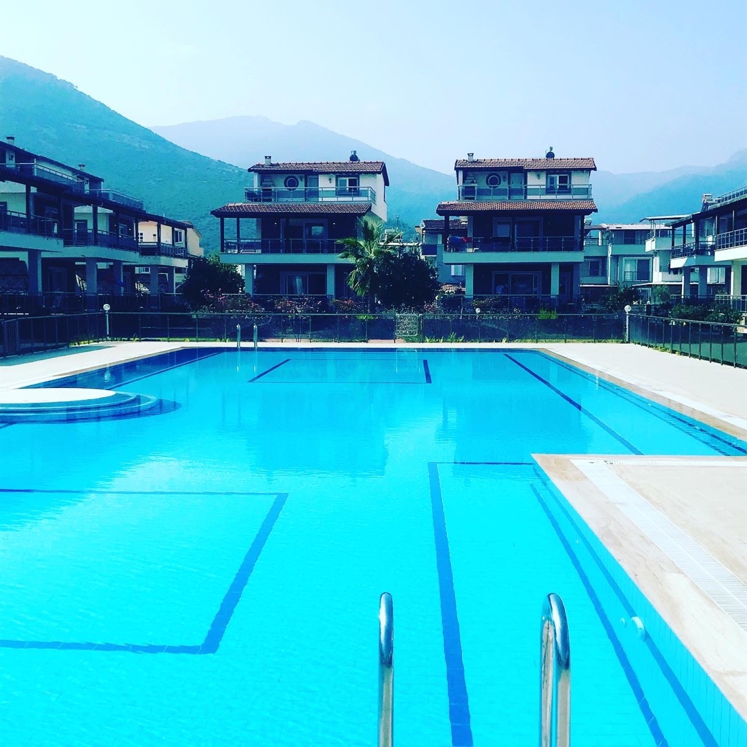 Kuşadası Güzelçamlı'da Merkezi Konumda, Ortak Havuzlu, Bahçeli Villa