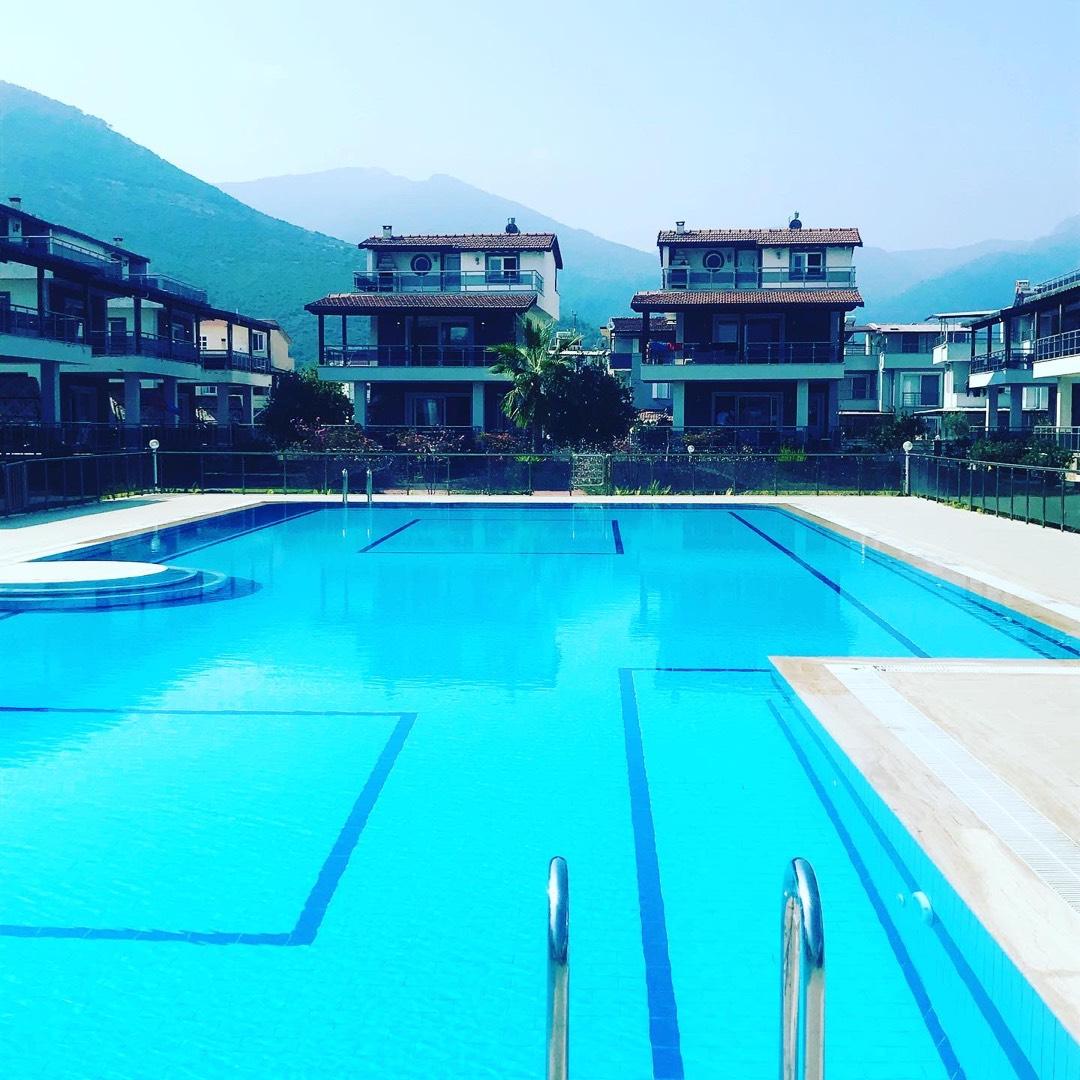 Kuşadası Güzelçamlı'da Merkezi Konumda, Ortak Havuzlu, Bahçeli Villa-19870