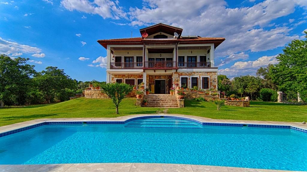 Ortaca Dalyan'da Geniş Bahçe İçerisinde, Özel Havuzlu, Ferah Villa