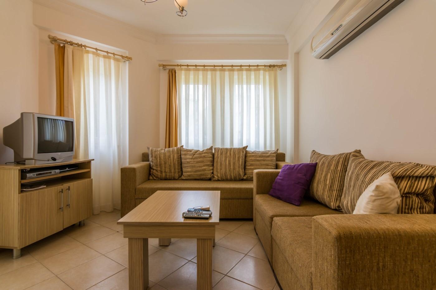 Didim Akbük'te Denize Sıfır Tesiste, 3 Yatak Odalı Bahçeli Villa-19038