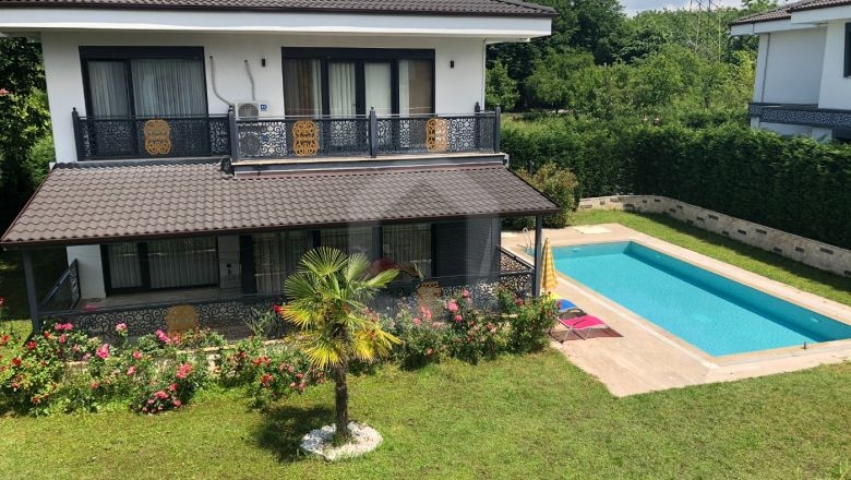 Sapanca Kırkpınar'da Enfes Bahçeye Sahip, Özel Havuzlu, Geniş Villa