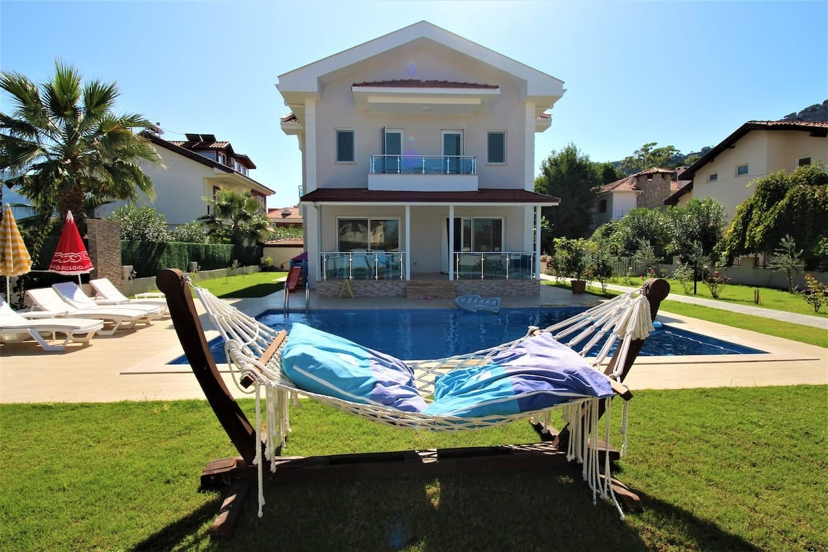 Ortaca Dalyan'da Merkezi Konumda, Özel Havuzlu, Şık Villa