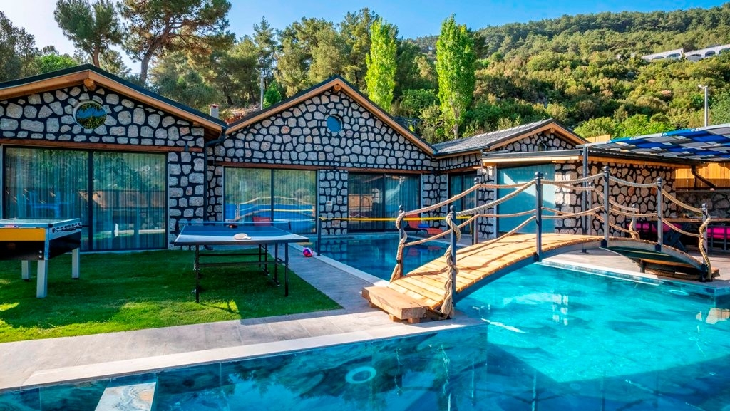 Kaş İslamlar'da Özenle Dekore Edilmiş, Özel Havuzlu, Bahçeli Villa