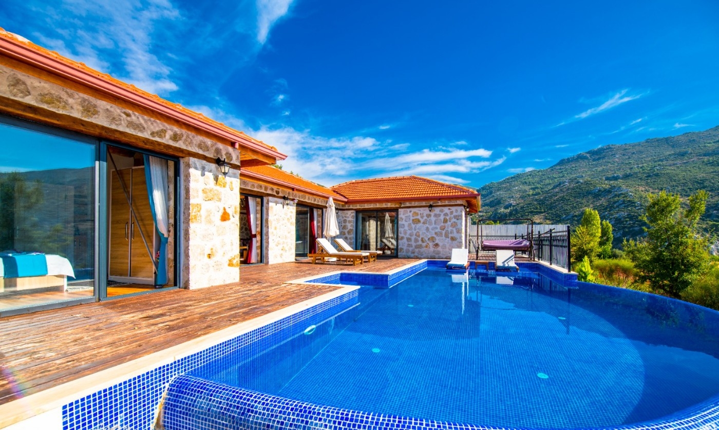 Kaş İslamlar'da Doğa İle İç İçe, Sonsuzluk Havuzlu, Kiralık Villa