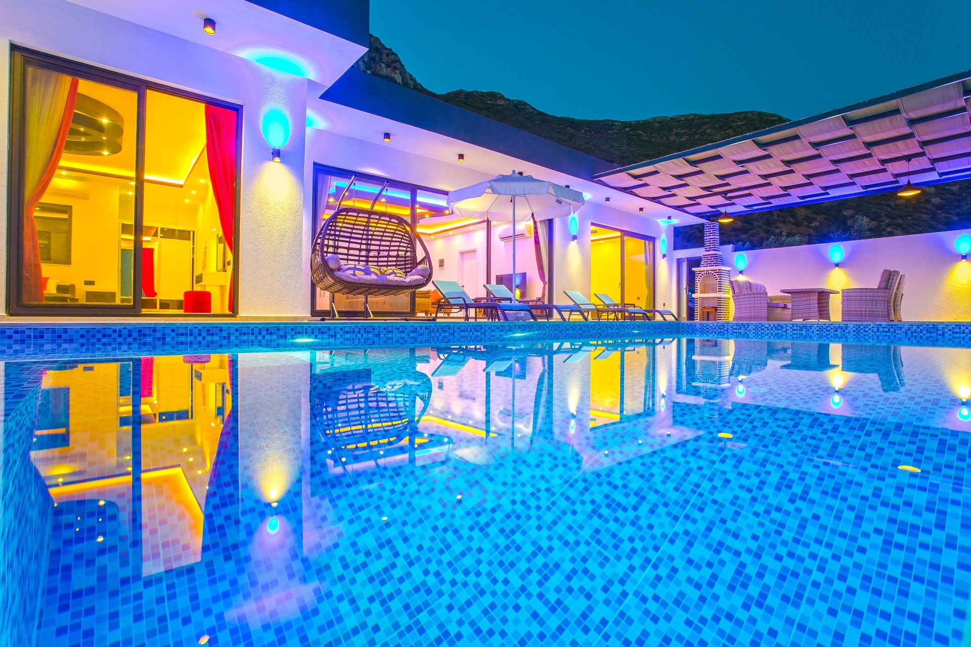 Kalkan Akbel'de Eşsiz Deniz Manzaralı, Sonsuzluk Havuzlu, Şık Villa