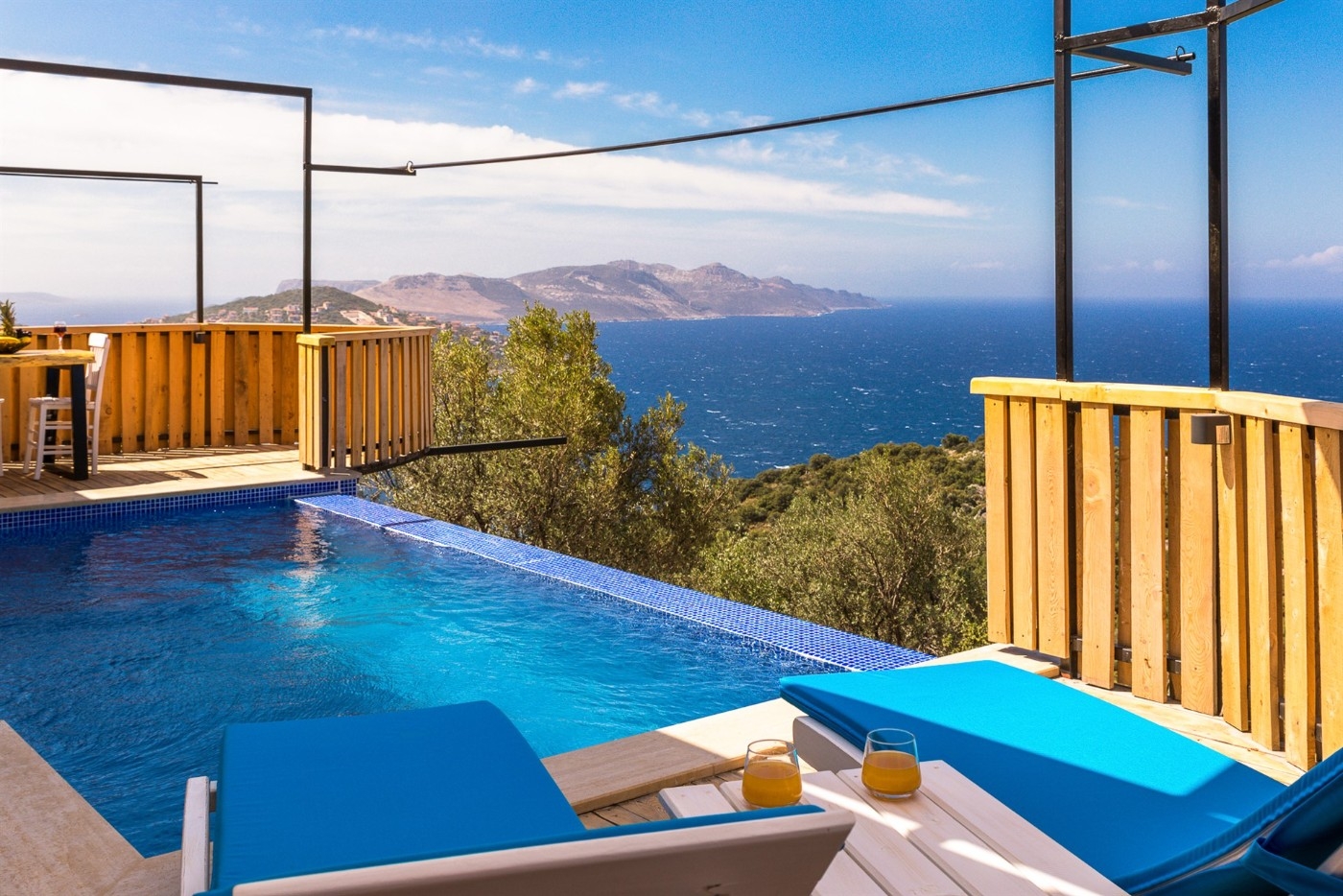 Kaş Gökçeören'de Harika Deniz Manzaralı, Sonsuzluk Havuzlu, Şık Villa