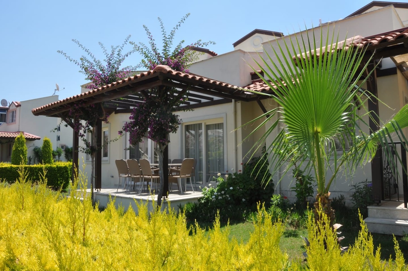 Didim Akbük'te Özel Plajlı Tesis İçerisinde, 3+1, Bahçeli Villa