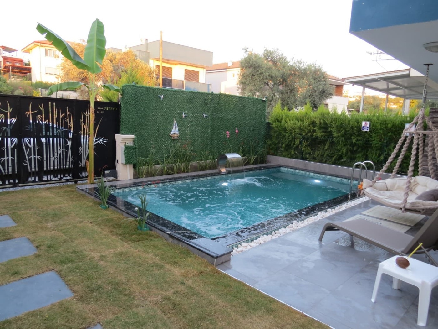 Kuşadası Soğucak'ta Masajlı Havuzlu, Akıllı Ev Sistemine Uygun Villa