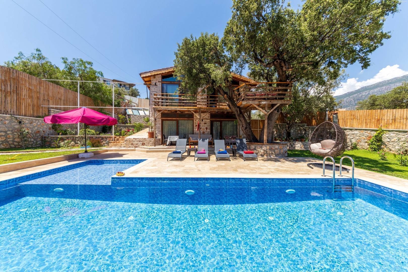 Kaş Bezirgan'da Geniş Bahçeli, Özel Havuzlu, 4 Kişilik, Taş Villa