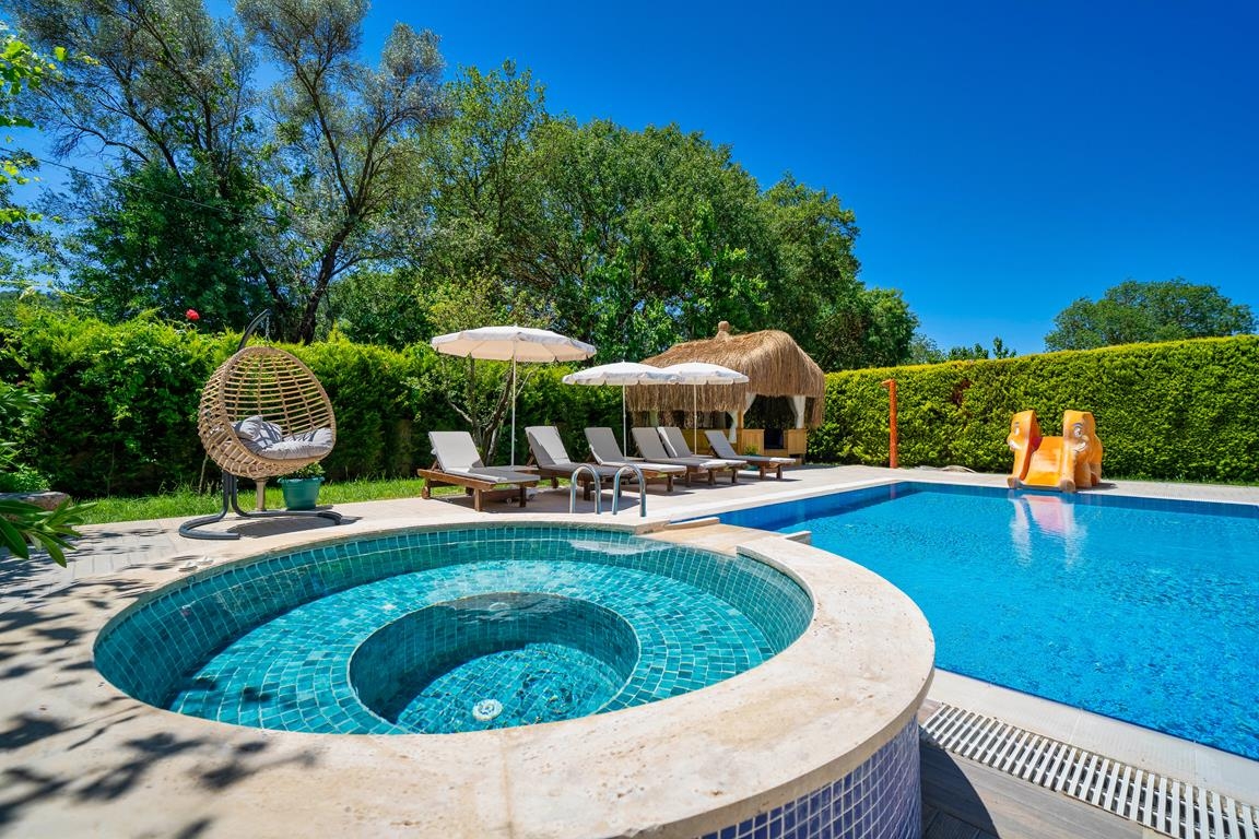 Fethiye Karakeçililer'de Bahçeli, Özel Havuzlu, 4 Yatak Odalı Villa