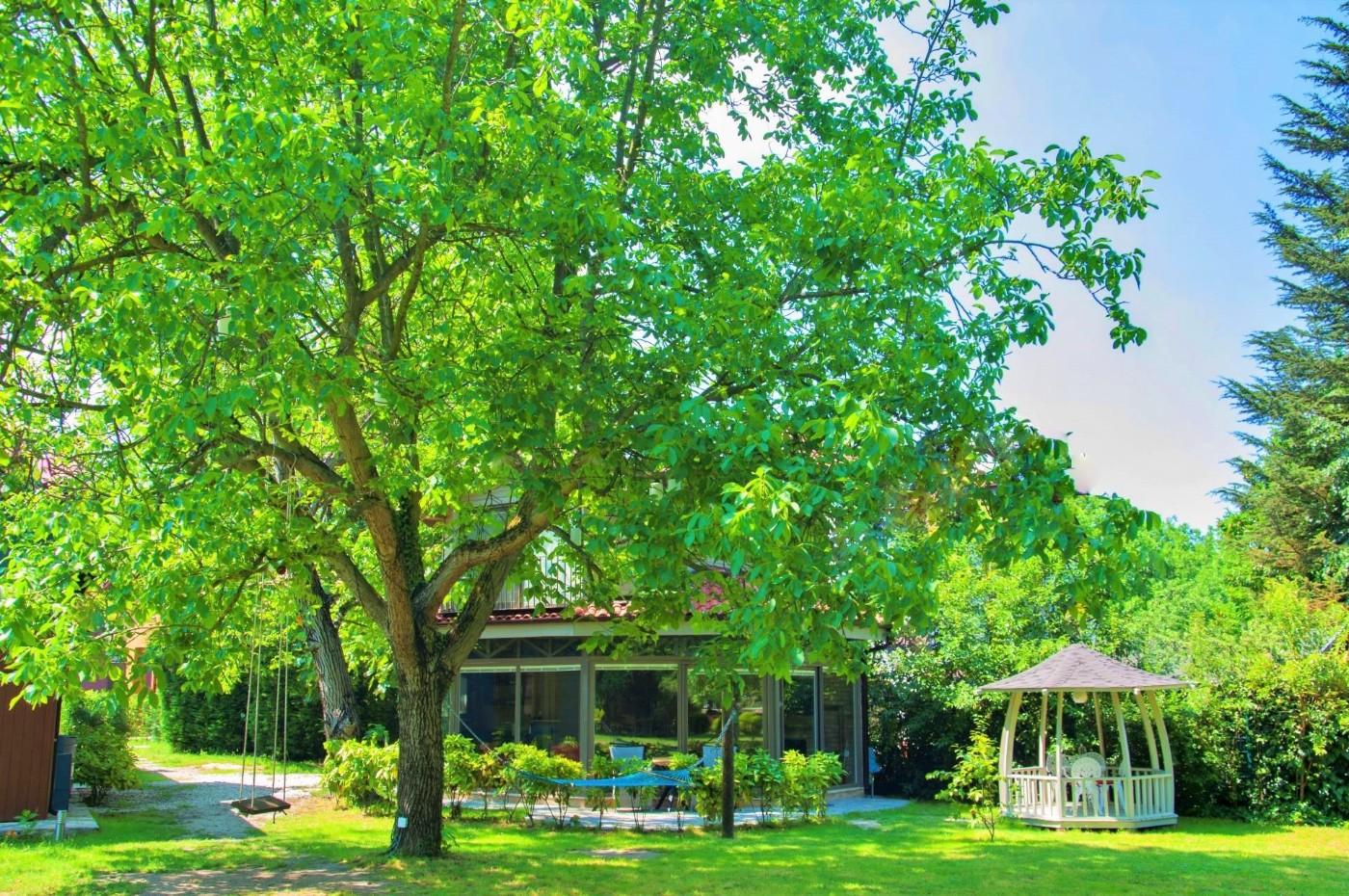 Sapanca'da Romantik Tasarıma Sahip, Geniş Bahçeli, Şömineli, Şık Villa-15870