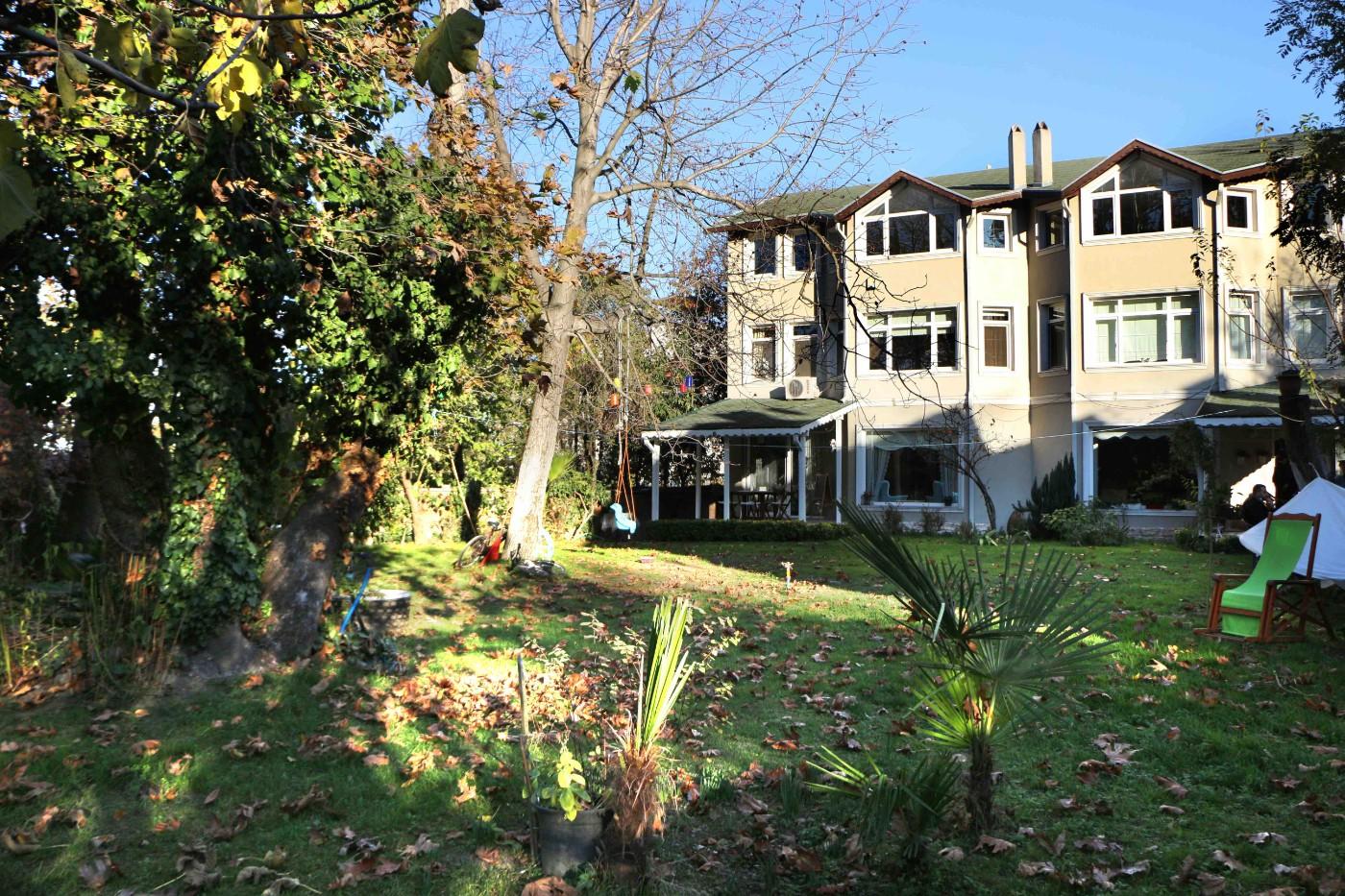 Sapanca Çayiçi'nde Geniş Bahçeli, Şömineli, Merkezi Konumda Villa-19603