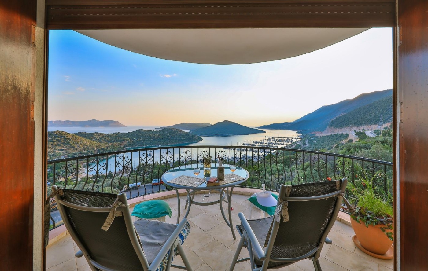 Kaş Andifli'de Göz Alıcı Deniz Manzaralı, Ortak Havuzlu, Kiralık Suit