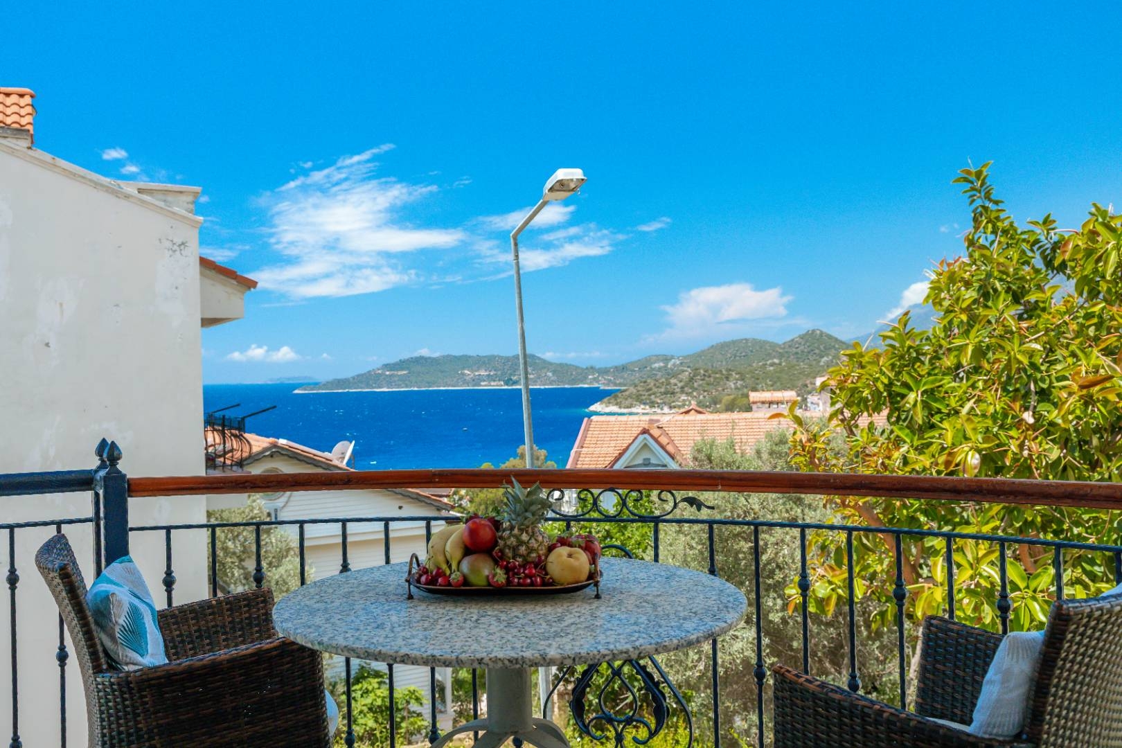 Kaş Andifli'de Enfes Deniz Manzaralı, Merkezi Konumda, Şık Tatil Evi