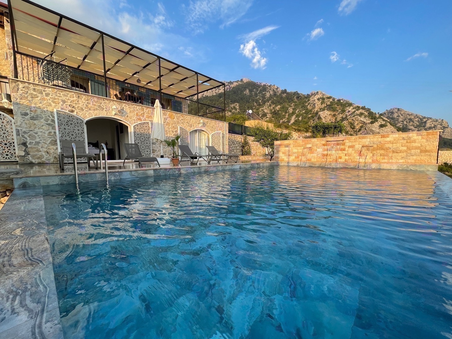 Fethiye'de Muhteşem Cennet Koyu Manzaralı, Özel Havuzlu, Şık Villa