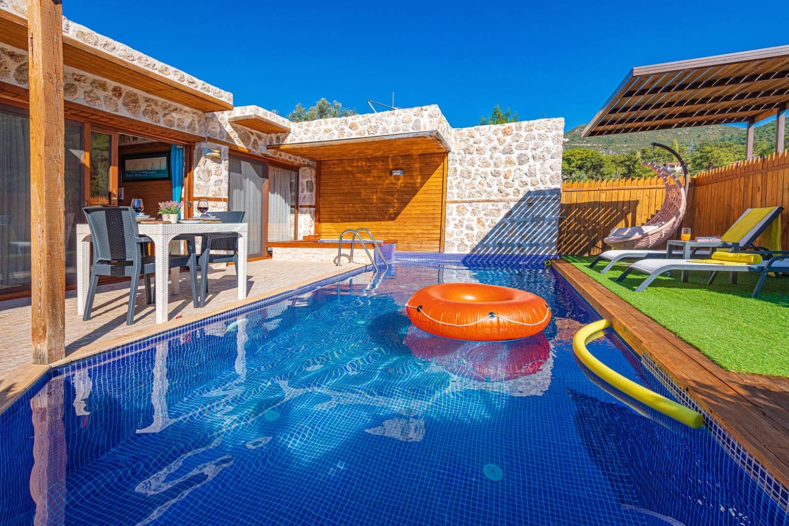 Kaş İslamlar'da Doğa İle İç İçe, Özel Havuzlu, Jakuzili Balayı Villası