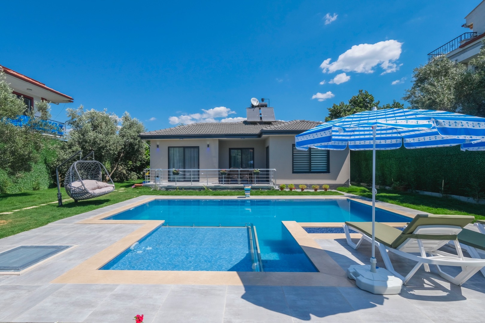 Fethiye'de Geniş Bahçeli, Özel Havuzlu, Sauna ve Jakuzili, Şık Villa