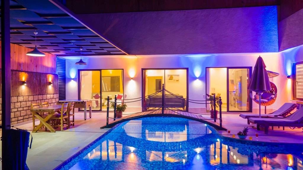 Kaş İslamlar'da Modern Tasarımlı, Kapalı ve Özel Havuzlu, Lüks Villa