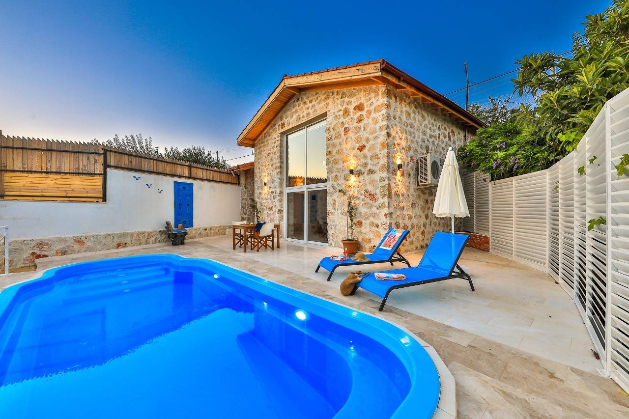 Kaş Üzümlü'de Doğa İle İç İçe, Özel Havuzlu, Lüks Taş Villa