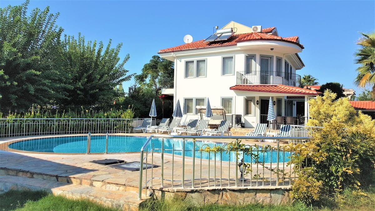 Ortaca Dalyan'da Kalabalık Ailelere Uygun, Özel Havuzlu, Şık Villa