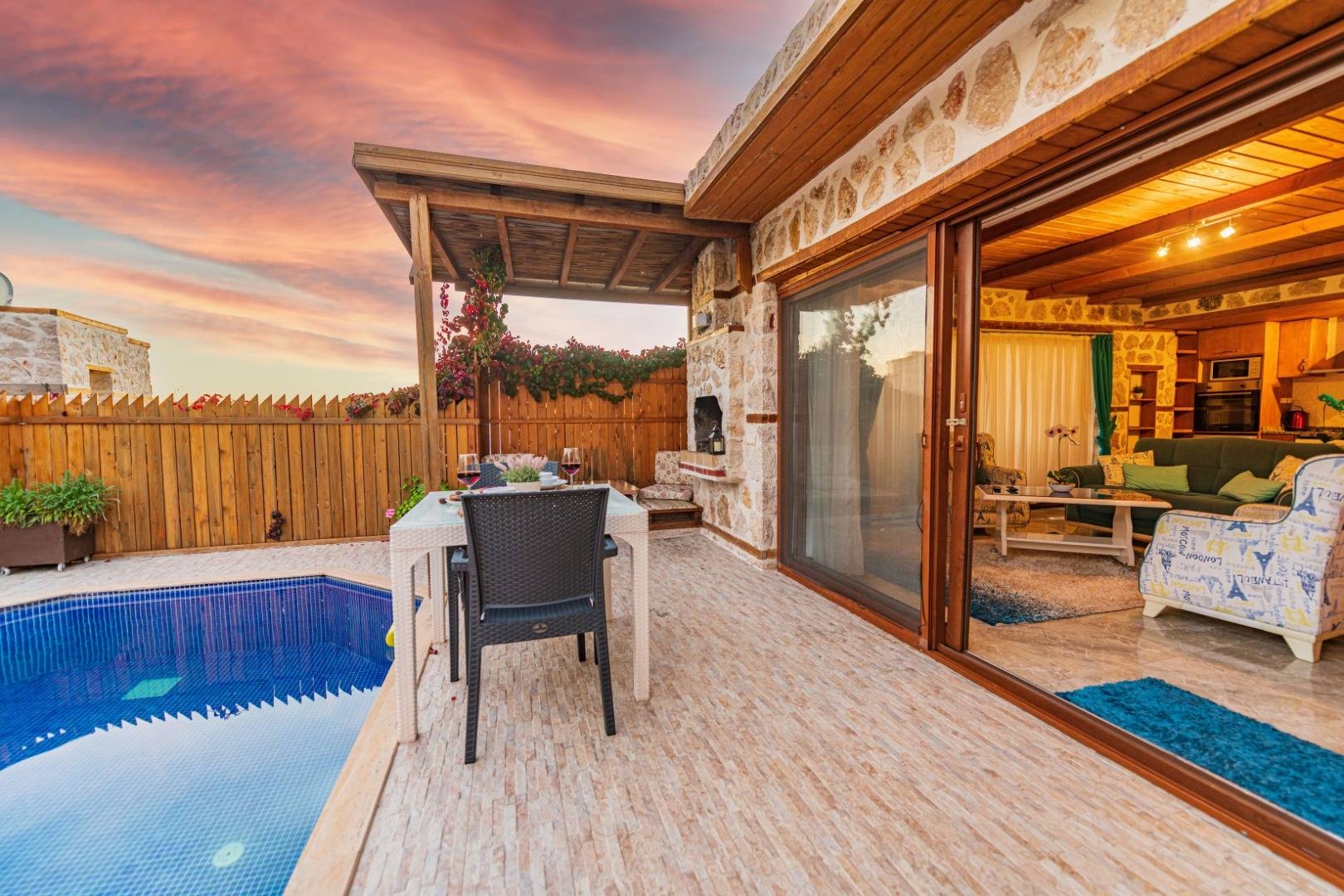 Kaş İslamlar'da Doğa İle İç İçe, Özel Havuzlu, Jakuzili Balayı Villası