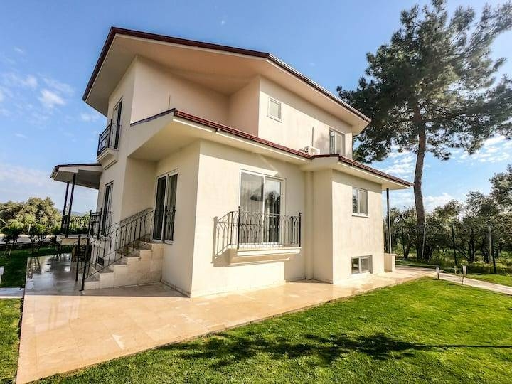 Muğla Köyceğiz'de Tesis İçerisinde, 10 Kişi Kapasiteli, Kiralık Villa