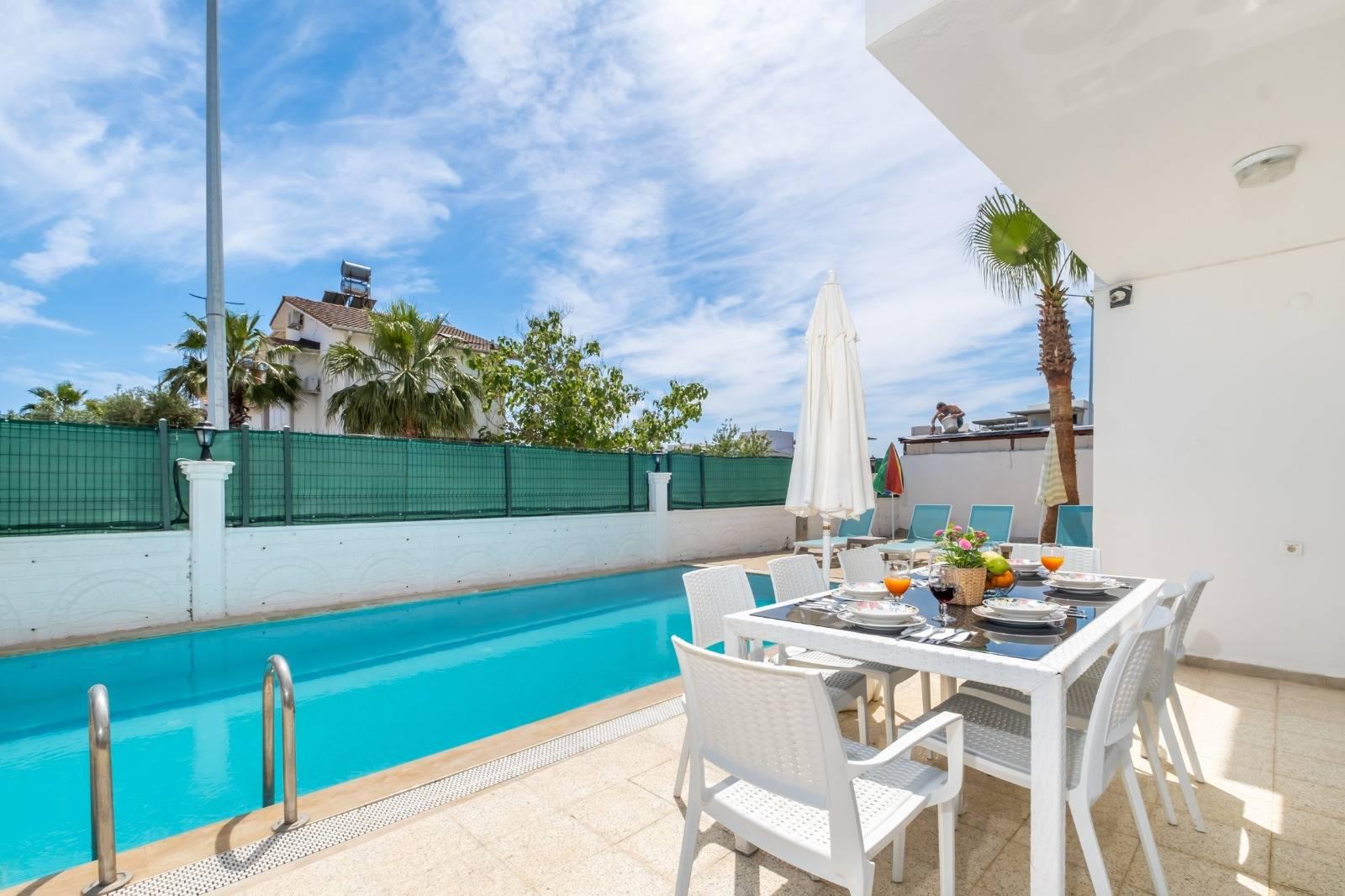 Serik Kadriye'de Geniş Bahçeli ve Özel Havuzlu, Kiralık Villa-30017