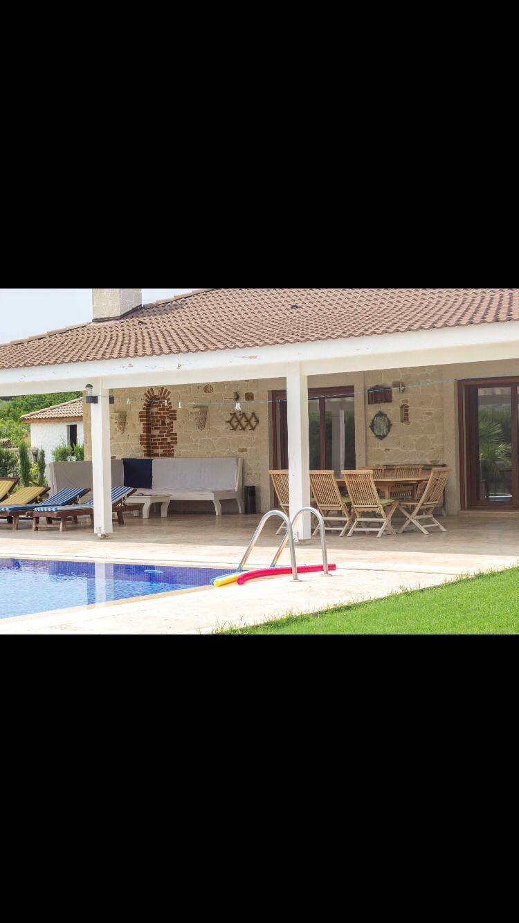 İzmir Çeşme'de Yemyeşil ve Ferah Bahçeli, Özel Havuzlu, Şirin Villa-16754