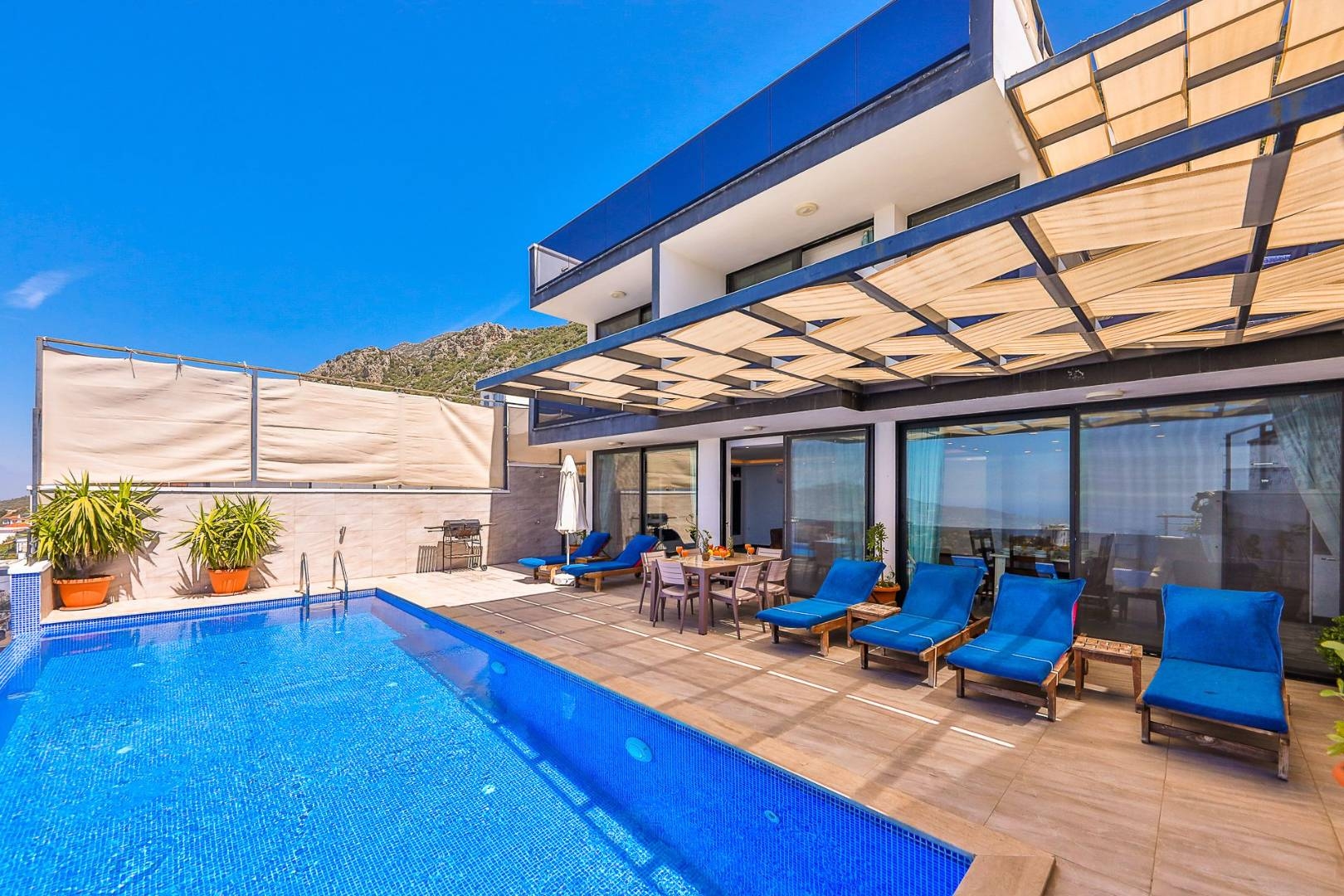 Kaş Bezirgan'da Eşsiz Manzaralı, Açık ve Kapalı Havuzlu, Şık Villa