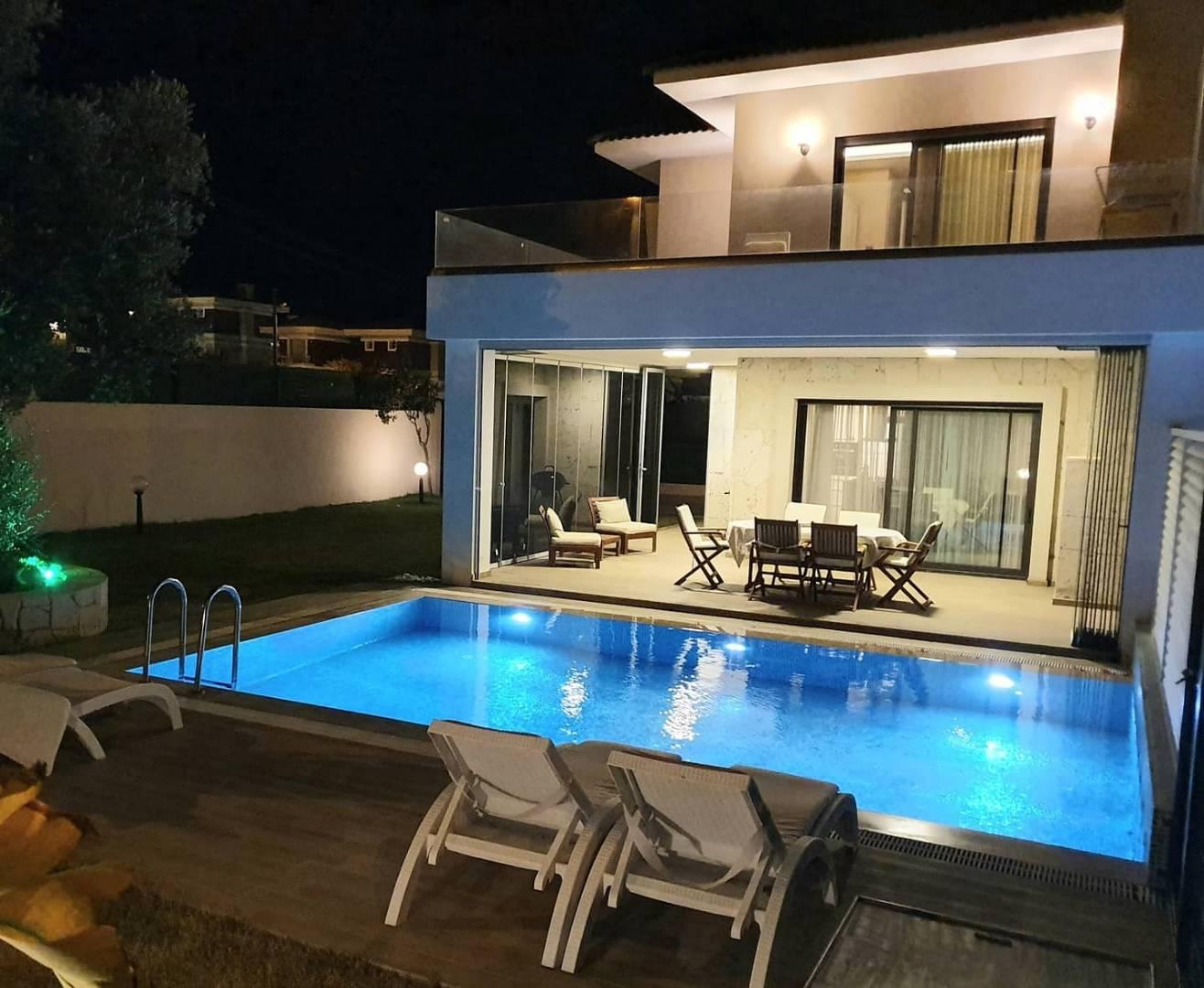 İzmir Çeşme'de Plaja Yakın Konumda, Özel Havuzlu, Konforlu Villa-15089