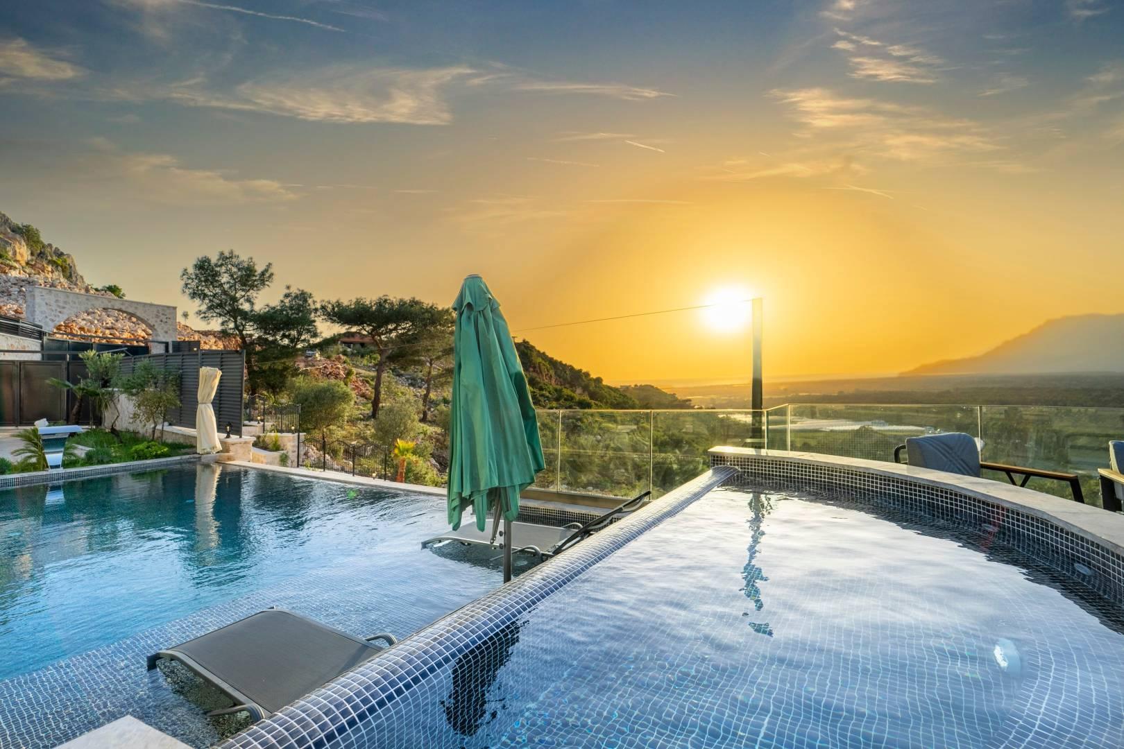 Kaş Yeşilköy'de Deniz Manzaralı, Saunalı, 6 Kişilik, Lüks Villa-31085