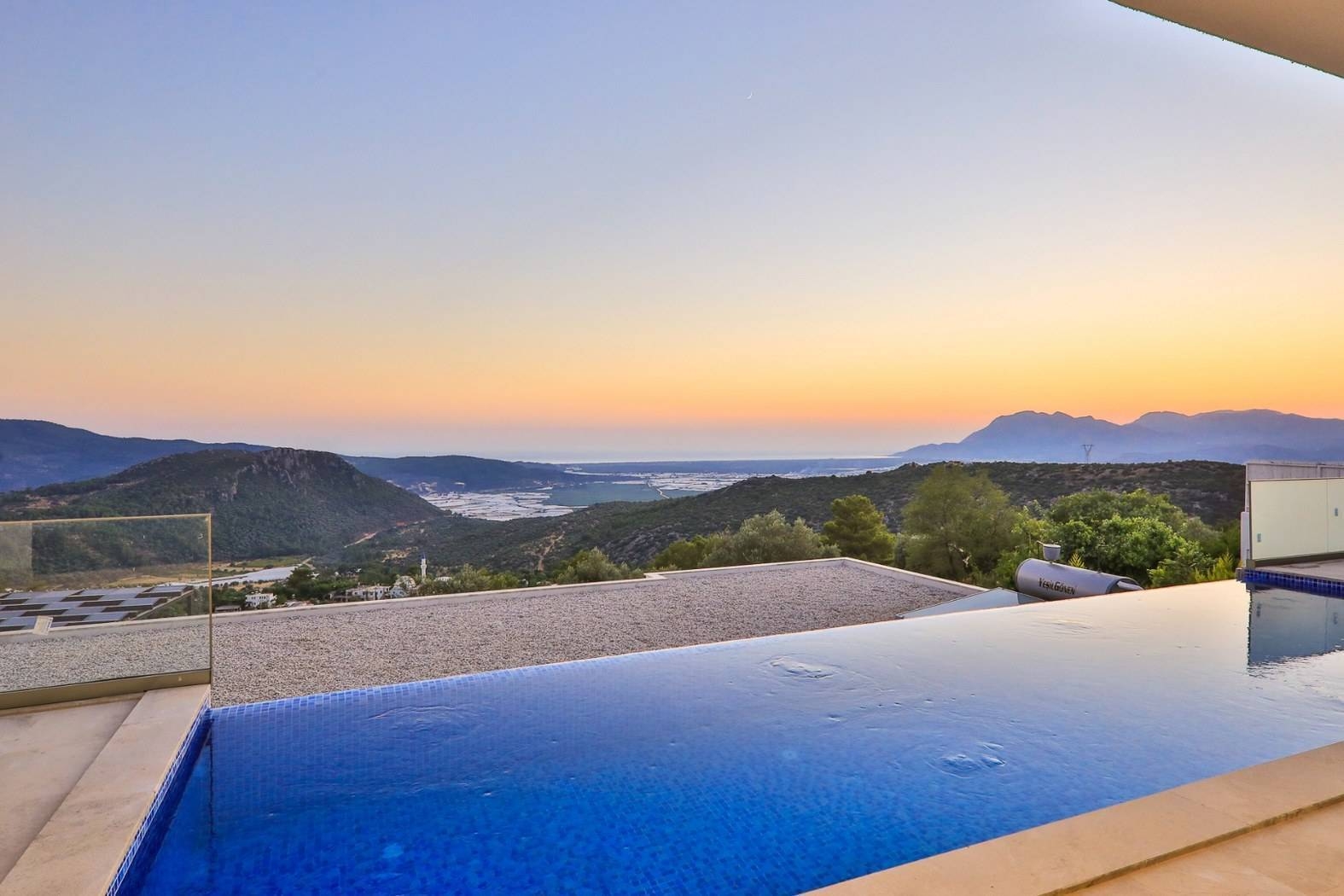 Kaş Üzümlü'de Enfes Manzaraya Sahip, Özel Havuzlu, Lüks Villa