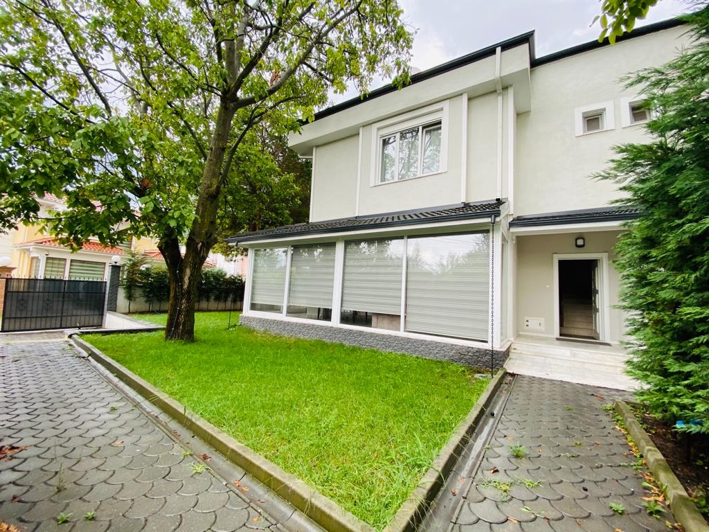 Sapanca Kırkpınar'da Bahçeli, Şık Tasarımlı, Lüks Villa