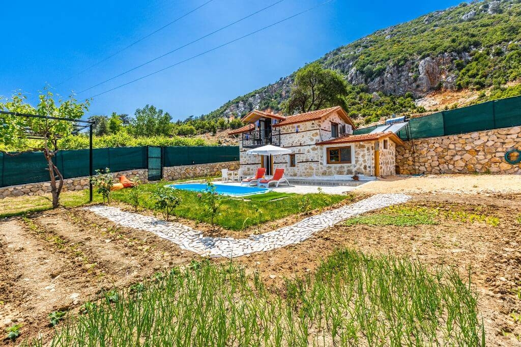 Kalkan İkizce'de Taş Mimarili, Özel Havuzlu, Geniş Bahçeli Villa