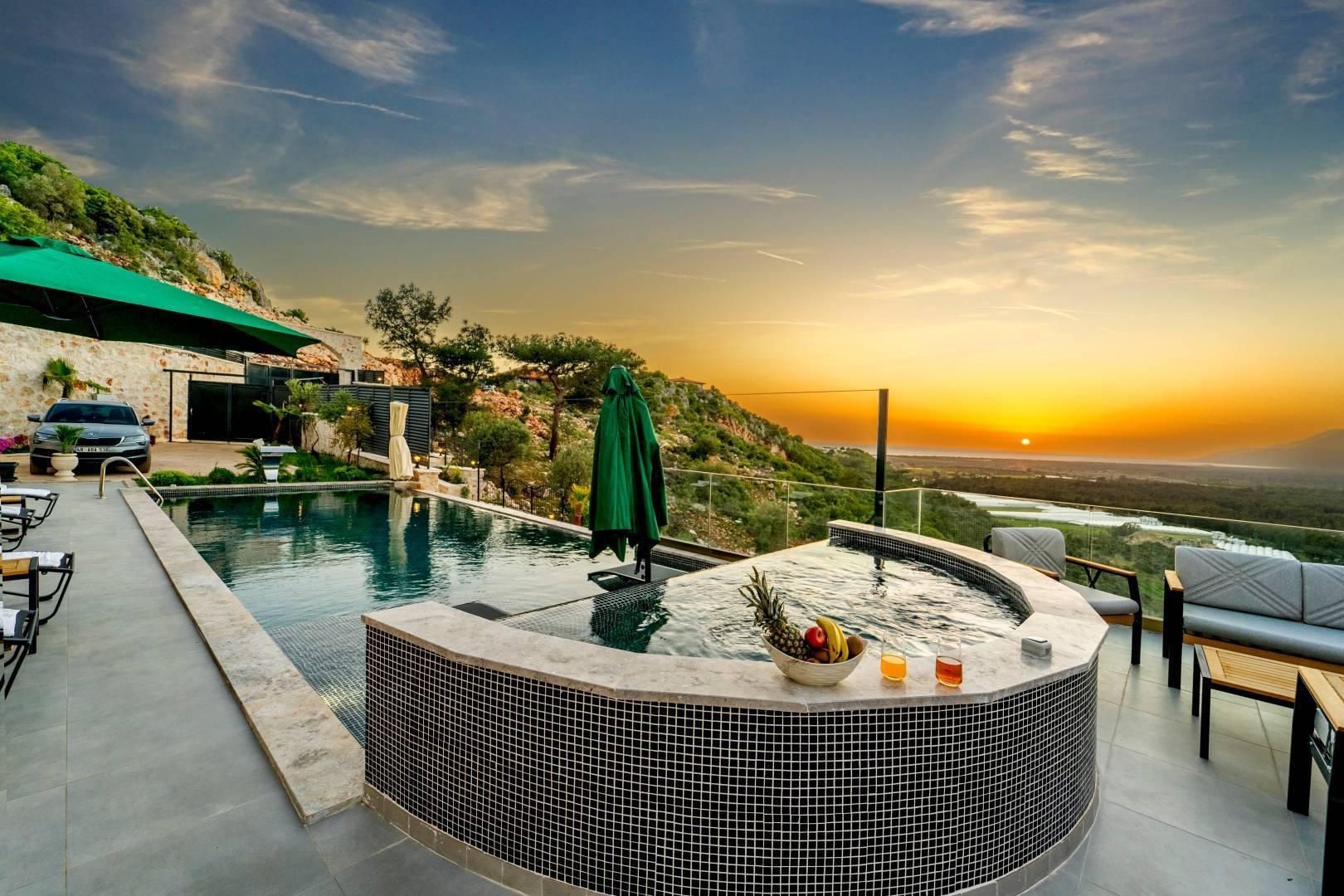 Kaş Yeşilköy'de Deniz Manzaralı, Saunalı, 6 Kişilik, Lüks Villa-31085