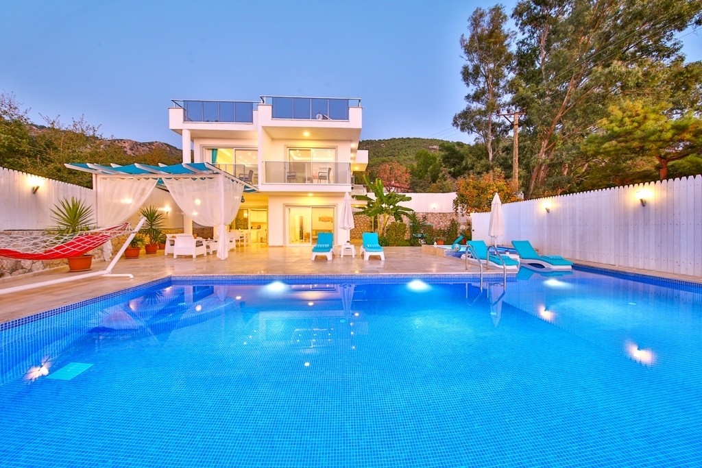 Kalkan Üzümlü'de Doğa ve Deniz Manzaralı, Özel Havuzlu, Bahçeli Villa