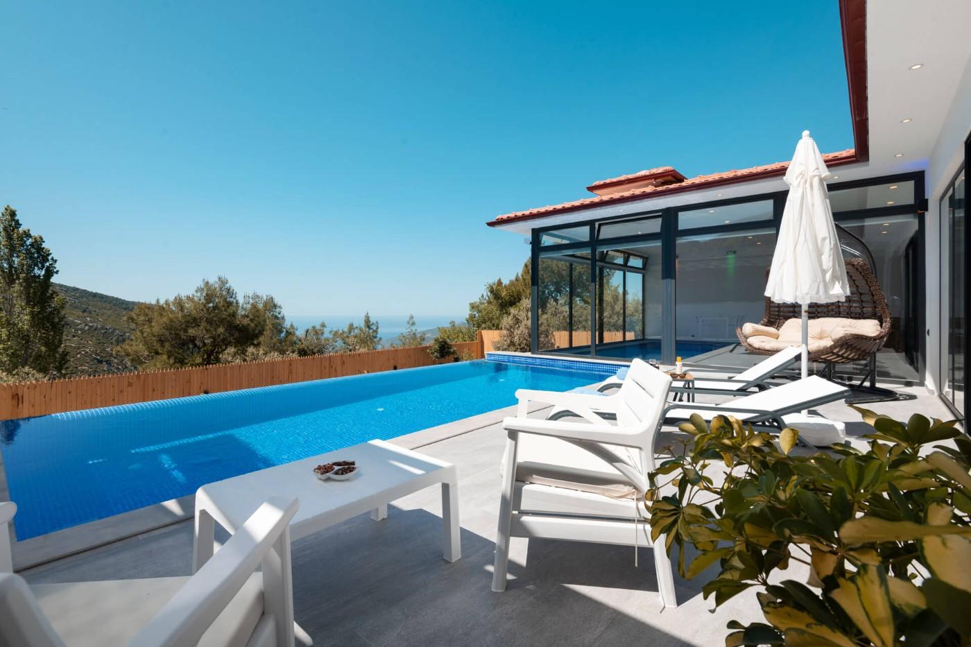 Kaş İslamlar'da Huzurlu Doğada, Açık ve Kapalı Havuzlu, Kiralık Villa-21217