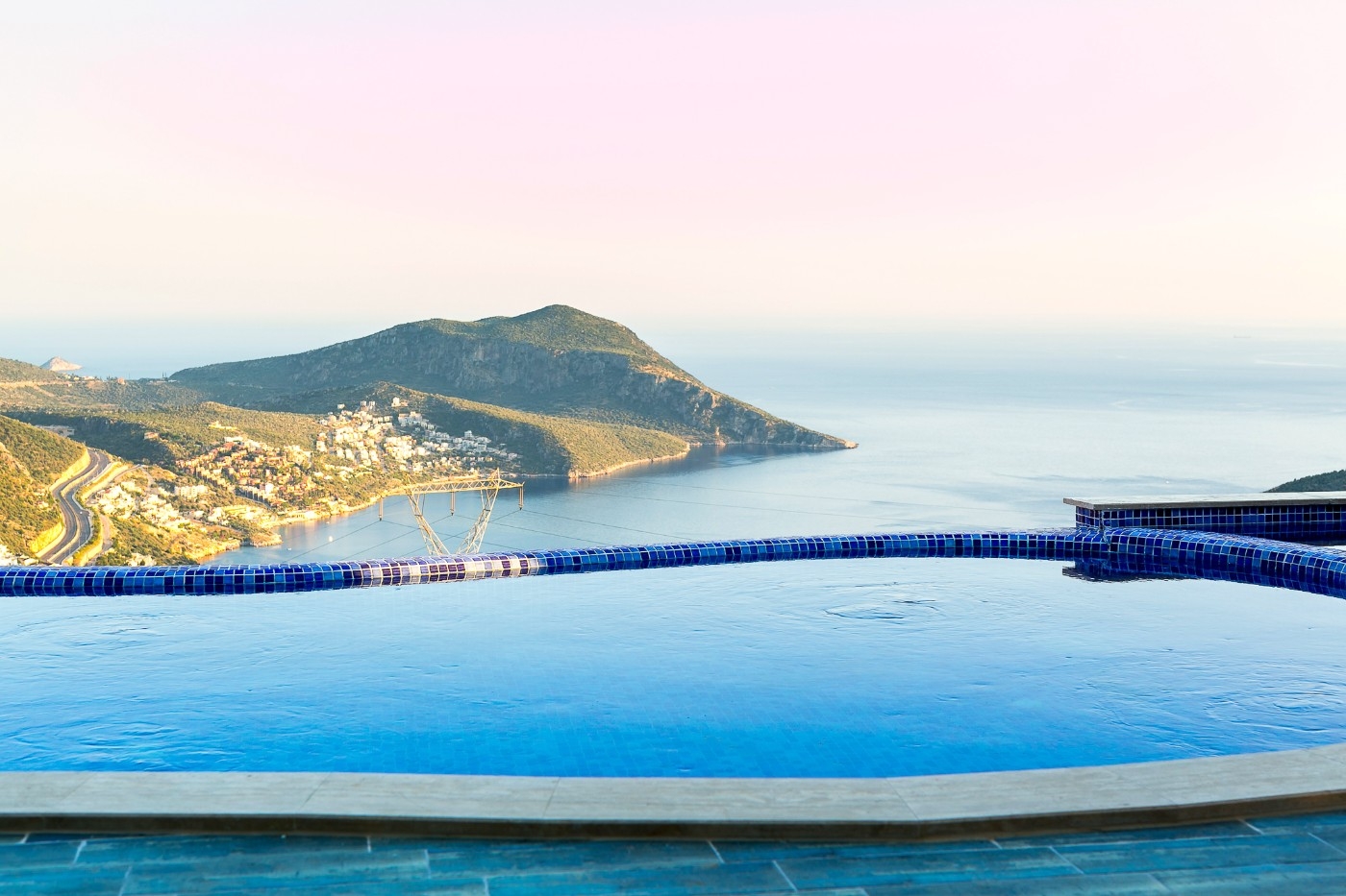 Kalkan Akbel'de Enfes Doğada, Sonsuzluk Havuzlu, Lüks Villa
