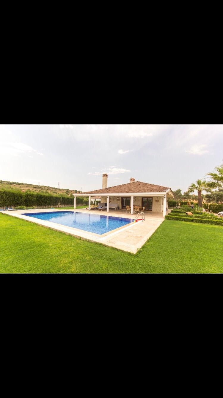 İzmir Çeşme'de Yemyeşil ve Ferah Bahçeli, Özel Havuzlu, Şirin Villa